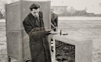 První ředitel Kulturního domu města Holic Miloslav Kment poklepává na základní kámen