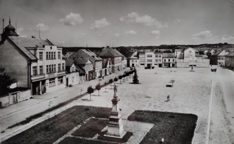 Holické náměstí, na němž již chybí zbořená radnice