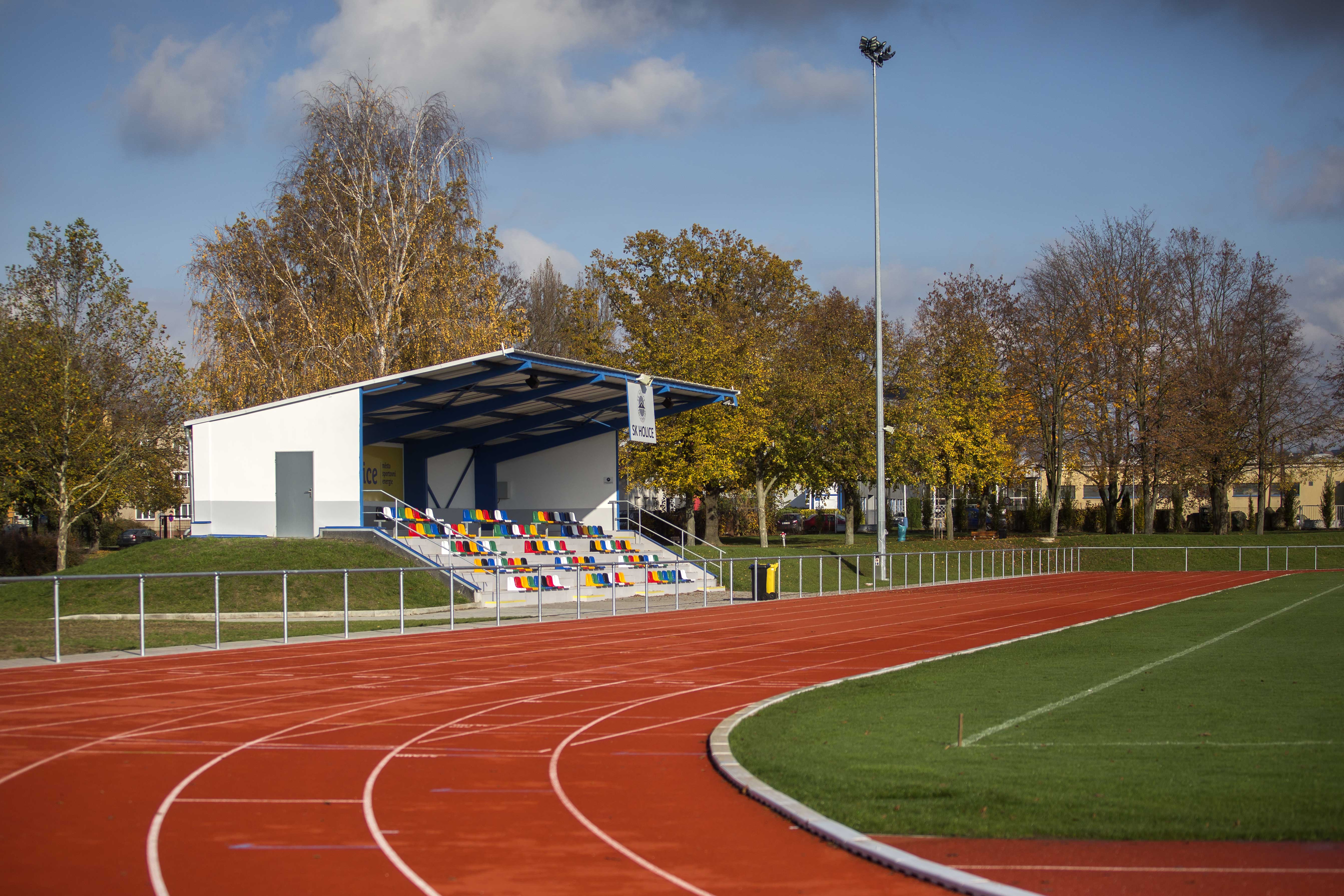 Zobrazit obrázek: Stadion – okruh s tribunou