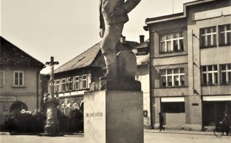 Socha Dr. Emila Holuba na náměstí