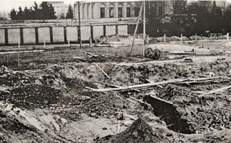 Budování základů a krytu pod Kulturním domem města Holic. V pozadí jsou ještě ochozy za Sokolovnou