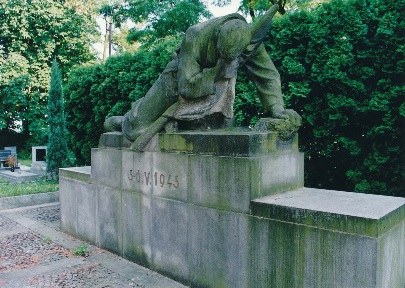 Zobrazit obrázek: Pomník Holického povstání na hřbitově