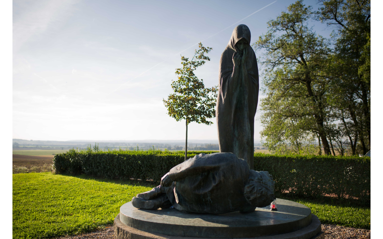 Zobrazit obrázek: Sousoší obětem války a odboje 1939–1945