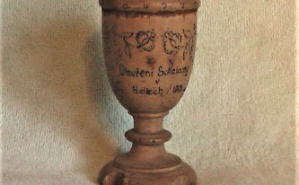 Stojánek na vajíčka jako upomínkový předmět ze slavnostního otevření Sokolovny 13. srpna 1913