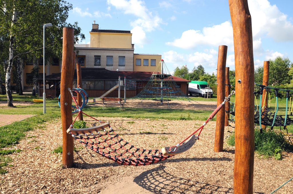 Zobrazit obrázek: Dětské hřiště mezi kulturním domem a základní uměleckou školou
